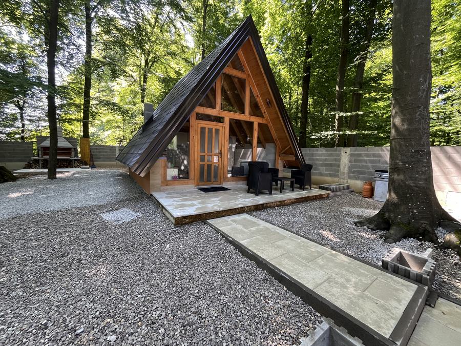 A-frame kućica sa terasom i garniturom ispred ulaza