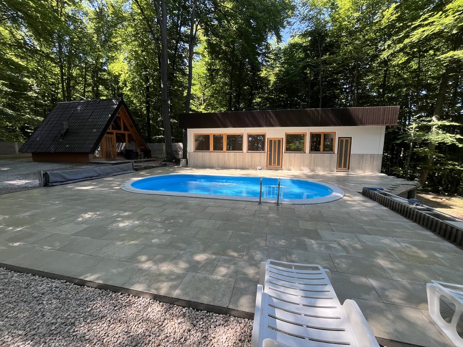 Kućica, sala i bazen